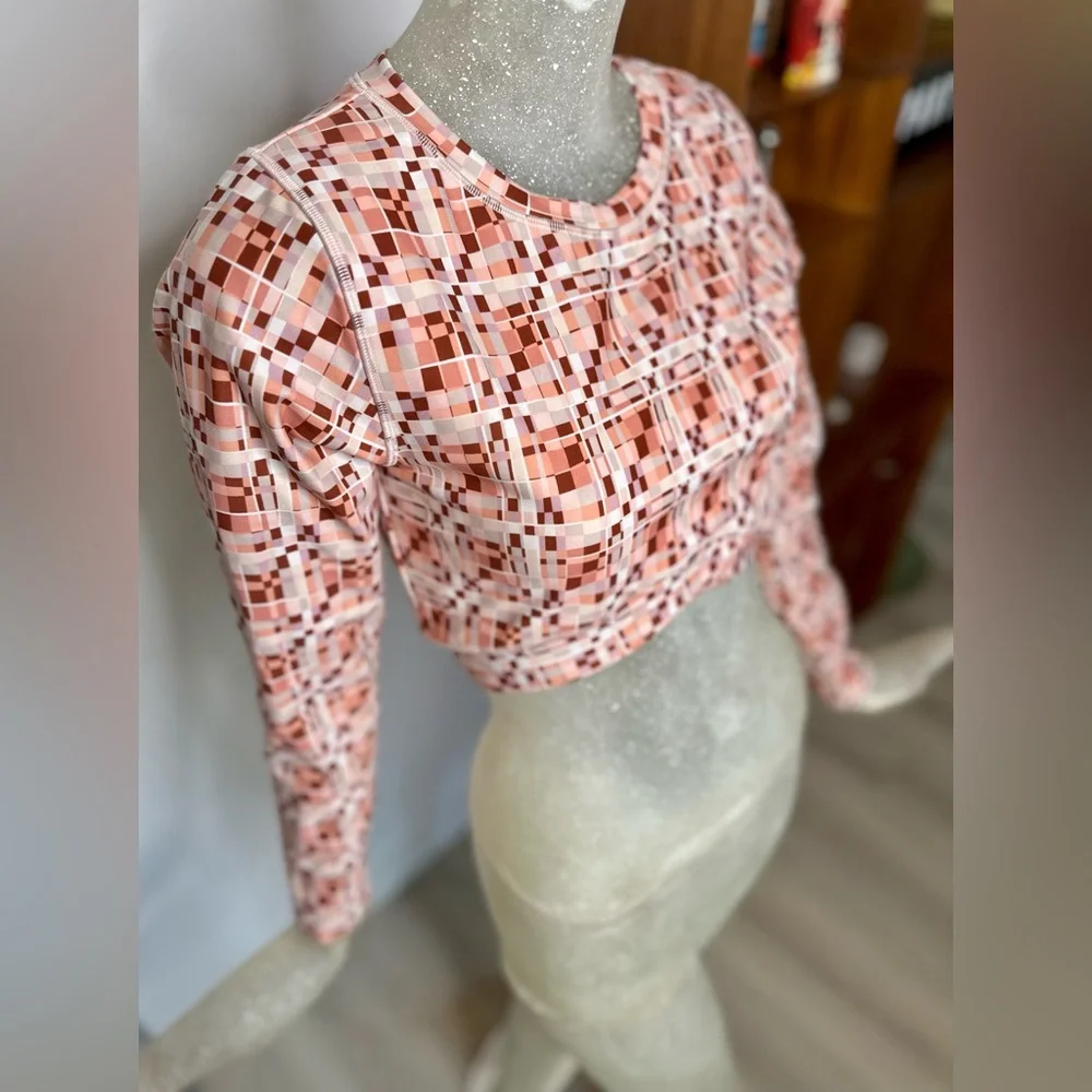 L⭐️Space Women’s Aim High Long Sleeve Patterned Crop Athletic Top. Size Large